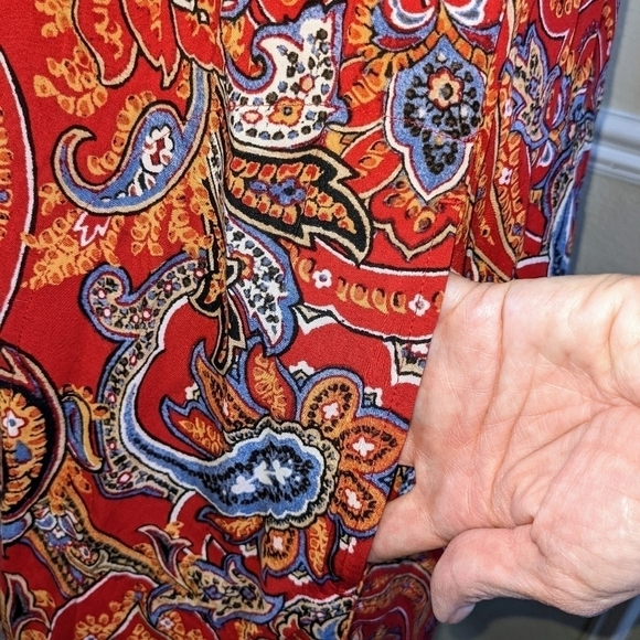 Scarlet Sleeveless Dress with Pockets - Picture 8 of 9